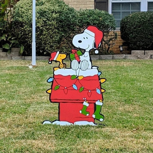 Snoopy and Woodstock Christmas Doghouse - TitanOakDecor